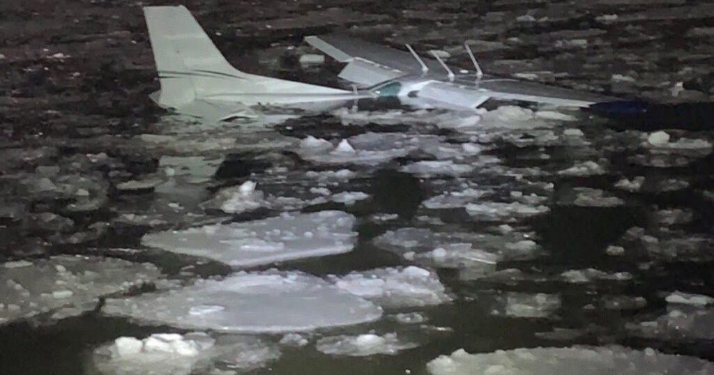 "Otro milagro en el río Hudson": un avión se estrella en agua congelada y sobreviven el piloto y su acompañante imagen-99