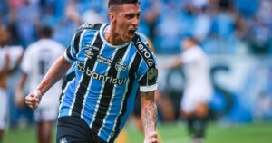 Con Cristian Pavón desde el inicio, Grêmio goleó 3-0 en el clásico Gaúcho a Inter de Porto Alegre imagen-2