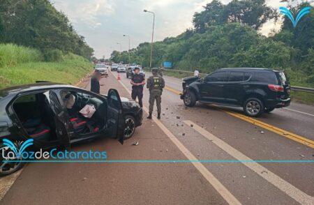 Tres personas fueron derivadas al hospital tras una colisión en cercanías al puente Tancredo Neves imagen-71
