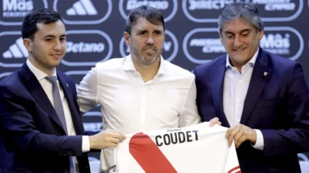 "Juré por cuatro pibes...": Coudet cruzó a Francescoli en River e hizo reir a todos - TyC Sports imagen-7