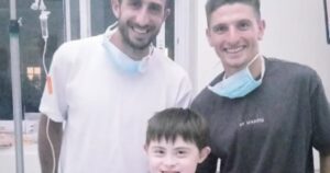 El hincha de Lanús que dio la vuelta olímpica desde un hospital y recibió la visita Cali Izquierdoz y Sasha Marcich pasó a sala común imagen-4