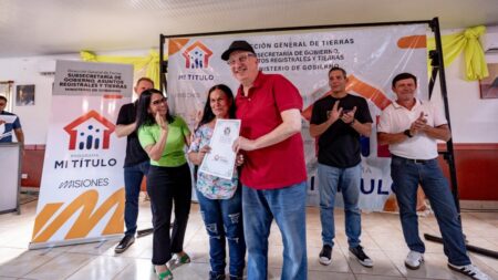 Passalacqua encabezó la entrega de títulos de propiedad en Santa Ana: “Esto no es solo un acto de entrega, es un acto de amor” imagen-117