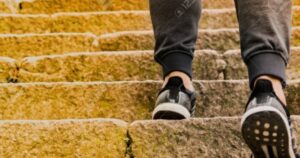 No necesitas salir a caminar ni usar la cinta: una fisioterapeuta revela cómo sumar pasos en casa No necesitas salir a caminar ni usar la cinta: una fisioterapeuta revela cómo sumar pasos en casa imagen-3