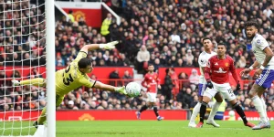 Video | Atajadas de otro planeta: el Dibu Martínez sostuvo al Aston Villa mientras pudo, pero el Manchester United se llevó un 3-1 que complica la clasificación de los villanos a la Champions imagen-3