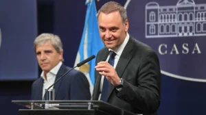 En medio de polémicas por sus viajes | El Gobierno nacional busca retomar la agenda y Adorni volverá a dar conferencias de prensa este miércoles en Casa Rosada imagen-8