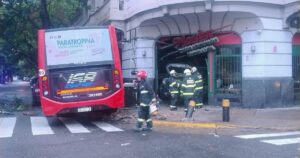Violento choque en Constitución: un colectivo se subió a la vereda y un patrullero quedó incrustado en una pizzería imagen-4