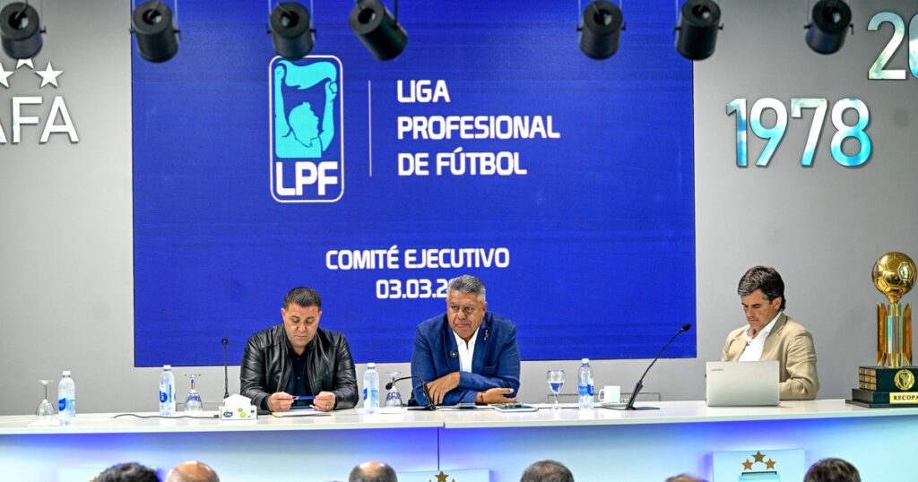 La trastienda del paro del fútbol argentino: la muestra de poder de Chiqui Tapia, el esquema mixto anti SAD y otra propuesta de cambio en el reglamento La trastienda del paro del fútbol argentino: la muestra de poder de Chiqui Tapia, el esquema mixto anti SAD y otra propuesta de cambio en el reglamento imagen-97