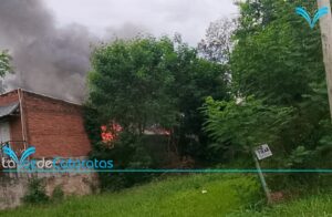 Bomberos intervinieron en el incendio del quincho de una vivienda que terminó en llamas imagen-76