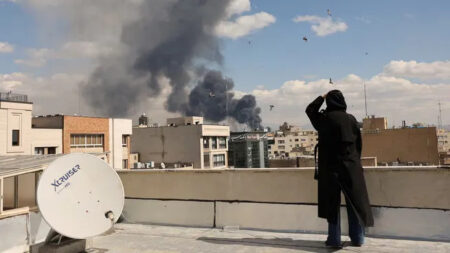 Escala la tensión en Medio Oriente con más bombardeos de Israel sobre Beirut y Teherán imagen-7