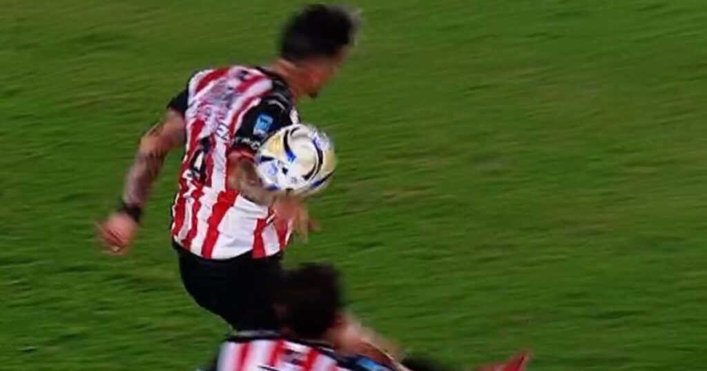 Video: era claro penal para Huracán contra Barracas y no lo cobraron imagen-5