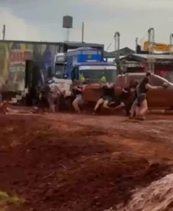 De fiesta a caos: camioneta sin control atropella espectadores en plena competencia imagen-2