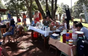 Ante la situación económica complicada, vecinos de Villa Cabello reflotan el ‘trueque’ Ante la situación económica complicada, vecinos de Villa Cabello reflotan el ‘trueque’ imagen-1