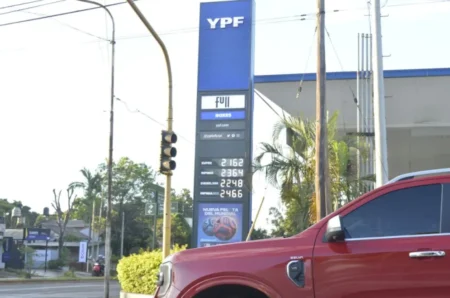 Llenar tres veces el tanque de nafta del auto equivale a un salario mínimo imagen-18