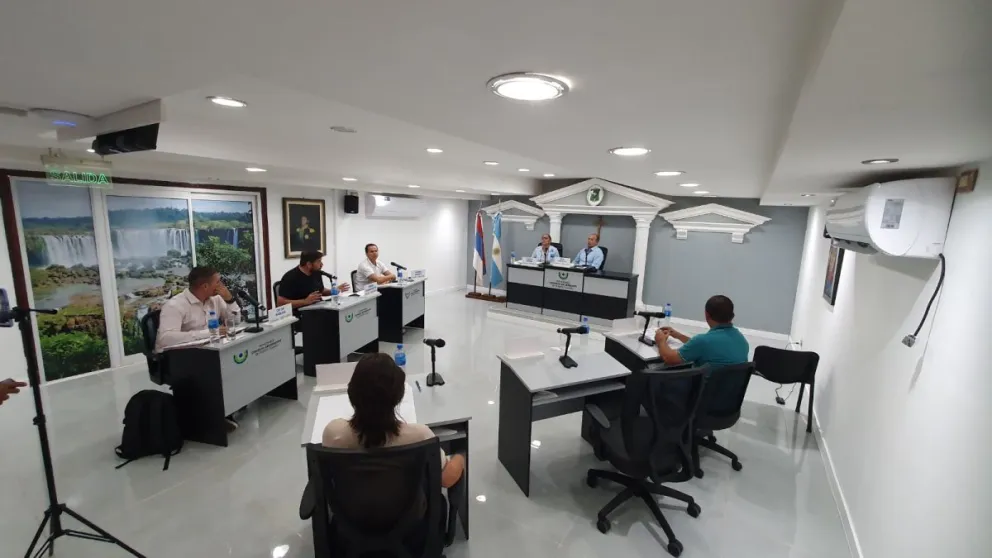 El oficialismo logró aprobar la prórroga para la presentación de la memoria y balance en Puerto Iguazú imagen-5