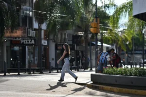 Domingo caluroso con escasa nubosidad, desmejora en la madrugada del lunes imagen-2