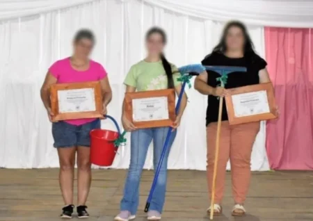 Gran polémica generó una fotografía de mujeres sosteniendo balde, escurridor y escoba en Aurora imagen-7