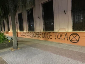 “No fui violenta, fui a pintar la ley no se toca, los glaciares no se venden”. “No fui violenta, fui a pintar la ley no se toca, los glaciares no se venden”. imagen-1