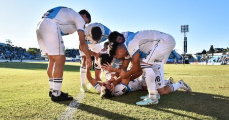 Hauche eterno: entró y metió un golazo para el triunfo de Temperley imagen-16