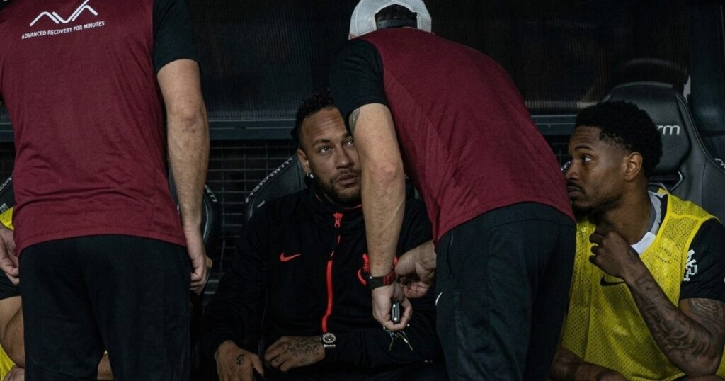 Video: Depay revisó el móvil en pleno partido y lo retaron Video: Depay revisó el móvil en pleno partido y lo retaron imagen-5