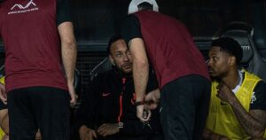 Video: Depay revisó el móvil en pleno partido y lo retaron imagen-1