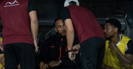 Video: Depay revisó el móvil en pleno partido y lo retaron imagen-13