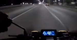 Rápidos y furiosos: motochorros le roban a un motociclista cuando iba a 100 kilómetros por hora y todo fue filmado imagen-2