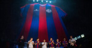 Atomik revolucionó Boedo: presentó la nueva equipación de San Lorenzo con la camiseta más grande del fútbol argentino imagen-3