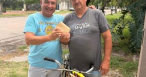 Perdió un sobre con dólares y un empleado municipal se lo devolvió intacto Perdió un sobre con dólares y un empleado municipal se lo devolvió intacto imagen-2