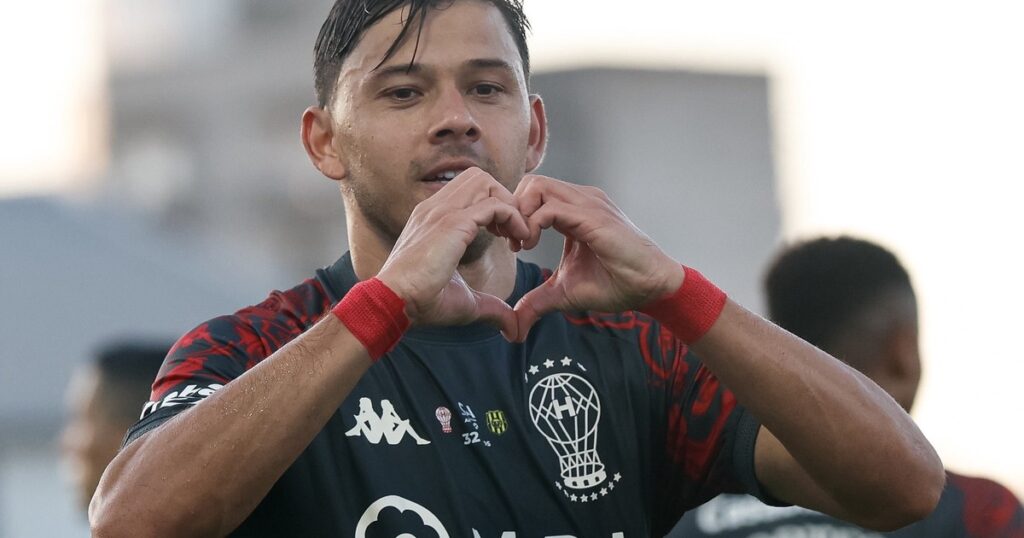 Video: el primer gol de Óscar Romero en Huracán, de tiro libre y con un error del arquero imagen-4