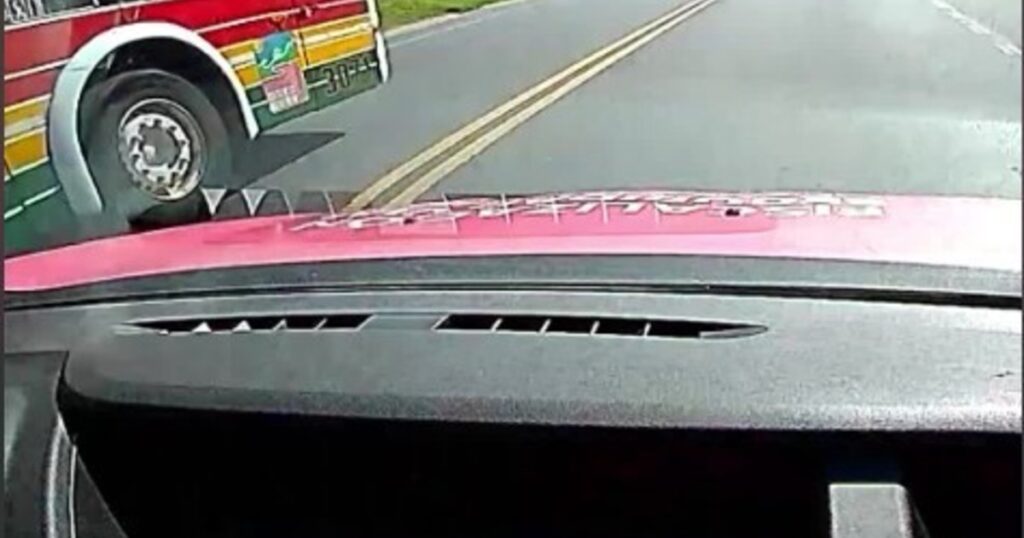 Ruta 11: sancionaron al chofer de un micro de larga distancia por un sobrepaso prohibido en doble línea amarilla imagen-3