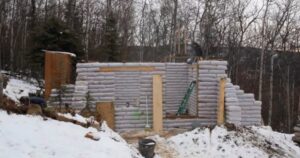 Una familia construye una casa con bolsas de tierra: emplea un método de ingeniería simple, que desafía la construcción tradicional y llama la atención sobre la construcción sustentable imagen-3