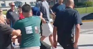 Mar del Plata: vecinos intentaron hacer justicia por mano propia tras atrapar a un motochorro que robaba en la costa Mar del Plata: vecinos intentaron hacer justicia por mano propia tras atrapar a un motochorro que robaba en la costa imagen-3