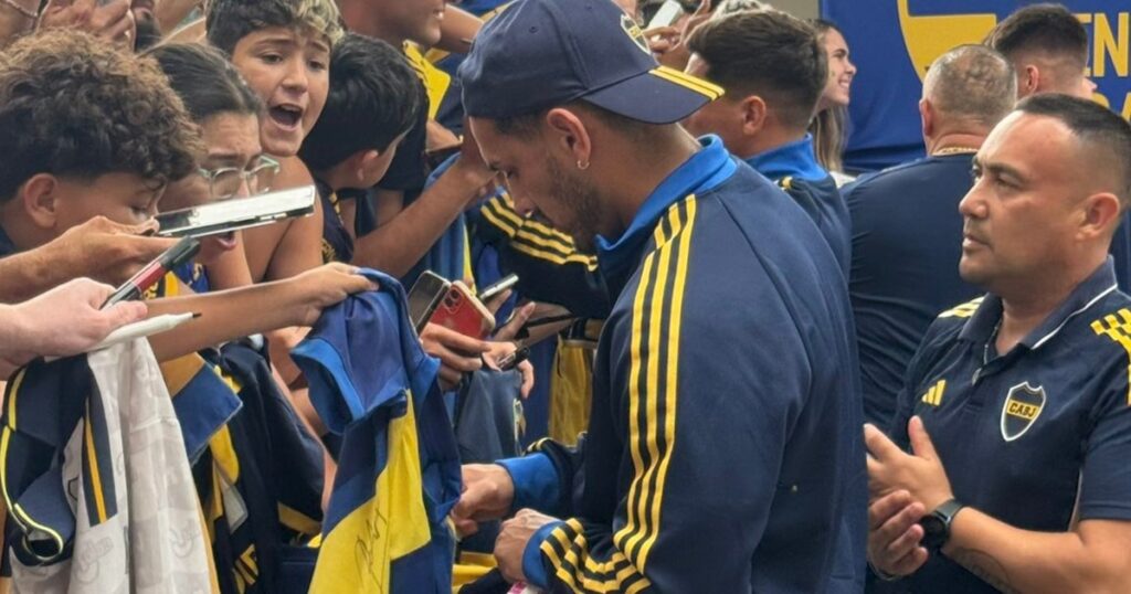 Con Paredes al frente, Boca recibió todo el apoyo en su llegada a Santa Fe imagen-39
