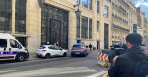Temor en Francia: la Policía frustró un presunto atentado terrorista con bomba frente a un banco en París imagen-4