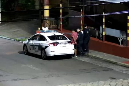 Cámaras del 911 en Posadas permitieron interceptar a cuatro abrecoches en plena madrugada imagen-13
