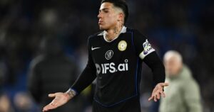 Alta tensión: Enzo Fernández se quedó parado y se bancó la bronca de los hinchas imagen-2