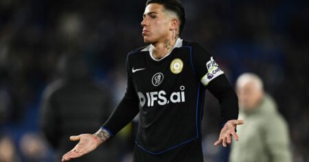 Alta tensión: Enzo Fernández se quedó parado y se bancó la bronca de los hinchas imagen-16