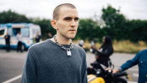 Muchos se han frustrado con el final de 'Pillion' porque cambia la novela original, pero era la única manera posible de acabar bien esta historia imagen-122