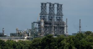 Tras la reanudación del paso en el Estrecho de Ormuz, EE.UU. anunció el levantamiento temporal de la mayoría de sanciones contra el petróleo ruso imagen-3