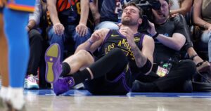 Mala noche para los Lakers: sufrieron una tremenda paliza ante el campeón y Luka Doncic se lesionó imagen-2