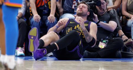 Mala noche para los Lakers: sufrieron una tremenda paliza ante el campeón y Luka Doncic se lesionó imagen-18