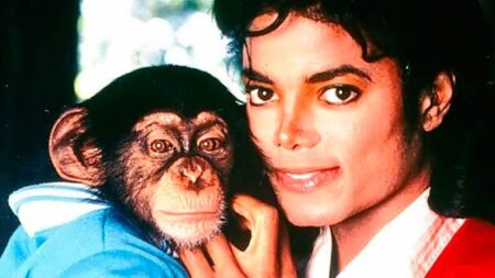 Qué fue de Bubbles, el chimpancé de Michael Jackson que acabó sacando de quicio al mismísimo Freddie Mercury imagen-107