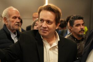 El biógrafo de Milei embistió contra Manuel Adorni y pidió su renuncia: “Un sinvergüenza que se aferra al poder” El biógrafo de Milei embistió contra Manuel Adorni y pidió su renuncia: “Un sinvergüenza que se aferra al poder” imagen-4