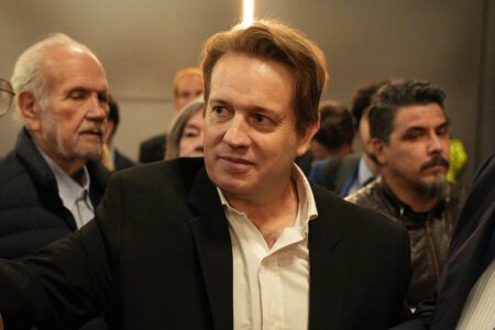 El biógrafo de Milei embistió contra Manuel Adorni y pidió su renuncia: “Un sinvergüenza que se aferra al poder” El biógrafo de Milei embistió contra Manuel Adorni y pidió su renuncia: “Un sinvergüenza que se aferra al poder” imagen-9