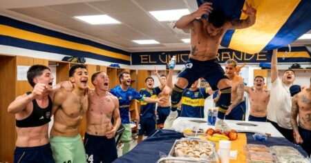 La intimidad de los festejos de Boca en el vestuario del Monumental: Riquelme, cantitos, baile con "los turros" y más Topo Gigio imagen-14