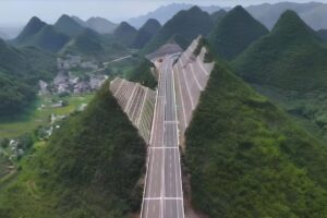 Partieron una montaña a la mitad para construir una autopista imagen-2