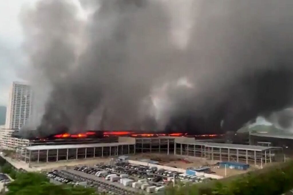 Un feroz incendio se desató en el estacionamiento de una de las mayores automotrices de China Un feroz incendio se desató en el estacionamiento de una de las mayores automotrices de China imagen-5