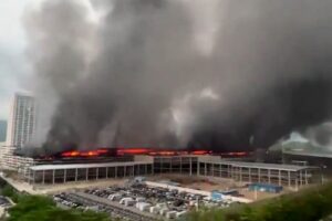 Un feroz incendio se desató en el estacionamiento de una de las mayores automotrices de China imagen-4