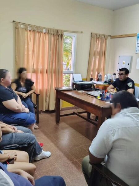 Adolescentes faltaron a la escuela para quedarse tomando vino en una parada de colectivos imagen-12