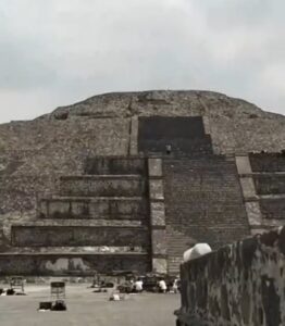Un hombre empezó a disparar desde la cima de la pirámide de Teotihuacán: mató a una turista y se suicidó imagen-4